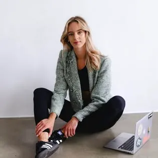 Adrianna Nowakowska siedząca przy laptopie